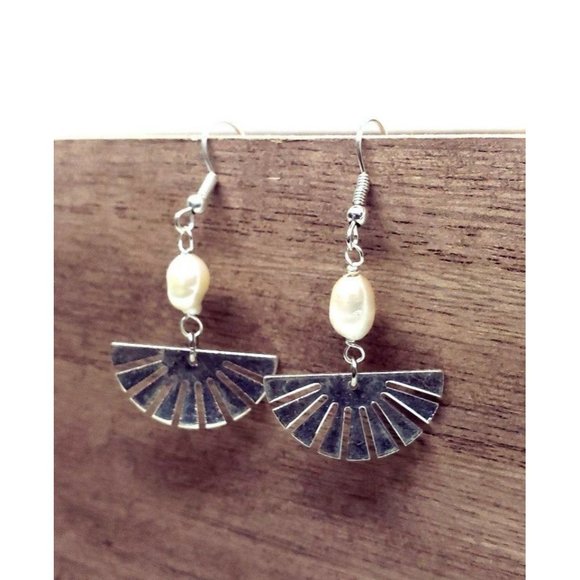 Simple pearl Earrings - Picture 4 of 12